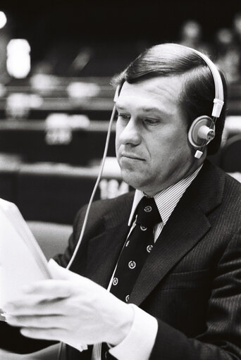 Fotografi 4: The MEP Richard J. COTRELL during a session in Strasbourg in February 1980.