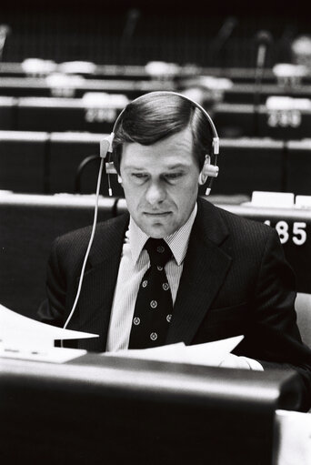 Fotografi 5: The MEP Richard J. COTRELL during a session in Strasbourg in February 1980.