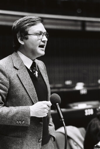 Fotografi 6: The MEP Rolf LINKOHR during a session in Strasbourg in February 1980.