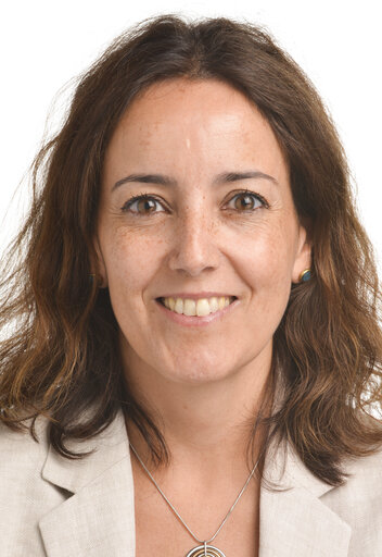Photo 23: Isabel CARVALHAIS official portrait - 9th Parliamentary term