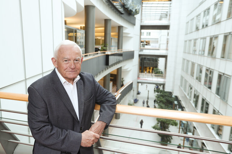 Photo 2: Leszek MILLER in the EP in Brussels