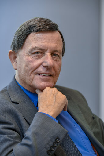 Foto 5: Alfred SANT in his EP office in Brussels