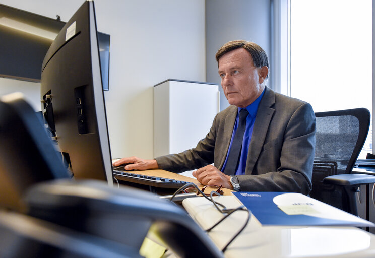 Foto 12: Alfred SANT in his EP office in Brussels