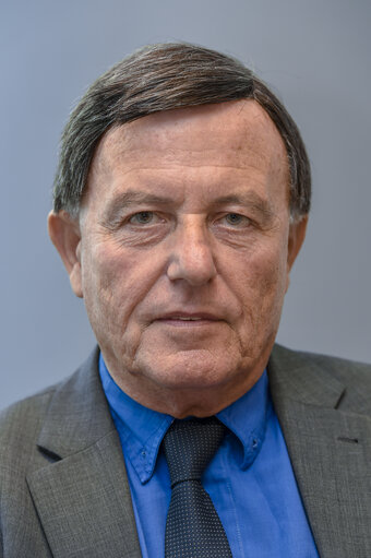 Foto 7: Alfred SANT in his EP office in Brussels