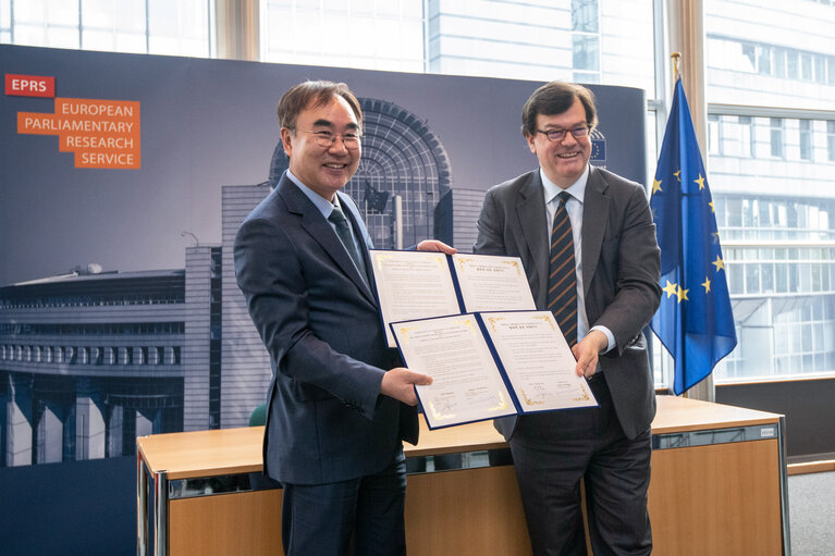 Fotografie 2: Signing ceremony of the Memorandum of Understanding with the South Korean National Assembly