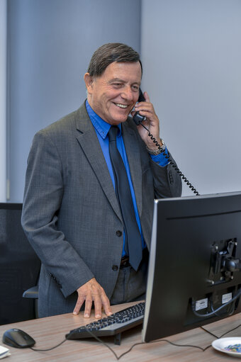 Foto 10: Alfred SANT in his EP office in Brussels