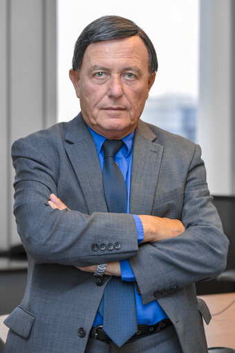 Foto 11: Alfred SANT in his EP office in Brussels