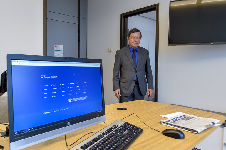 Foto 2: Alfred SANT in his EP office in Brussels