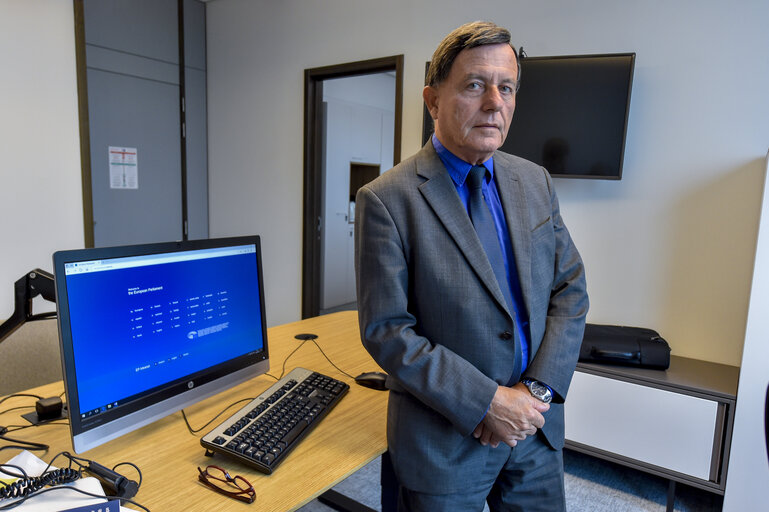 Fotografia 3: Alfred SANT in his EP office in Brussels