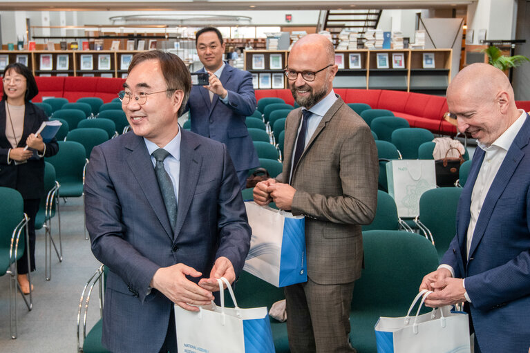 Fotografie 4: Signing ceremony of the Memorandum of Understanding with the South Korean National Assembly