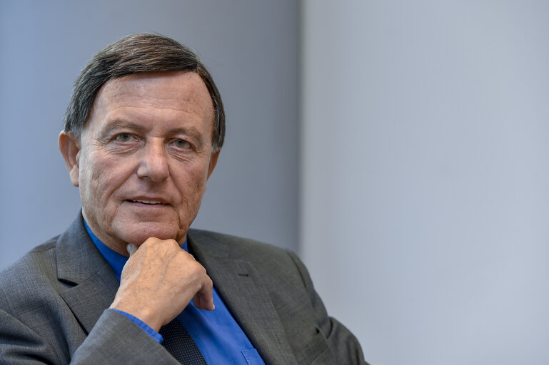 Foto 6: Alfred SANT in his EP office in Brussels