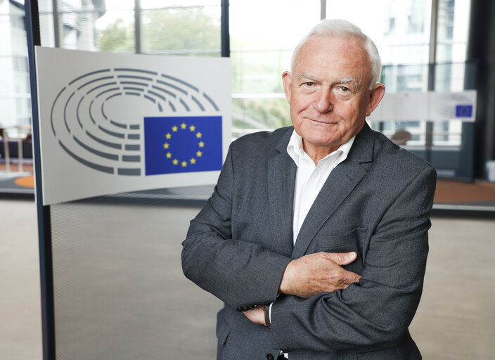 Photo 6: Leszek MILLER in the EP in Brussels