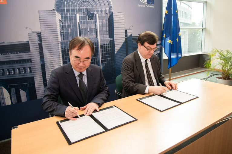 Fotografie 12: Signing ceremony of the Memorandum of Understanding with the South Korean National Assembly