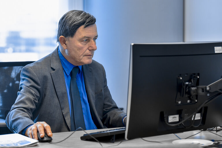 Foto 13: Alfred SANT in his EP office in Brussels