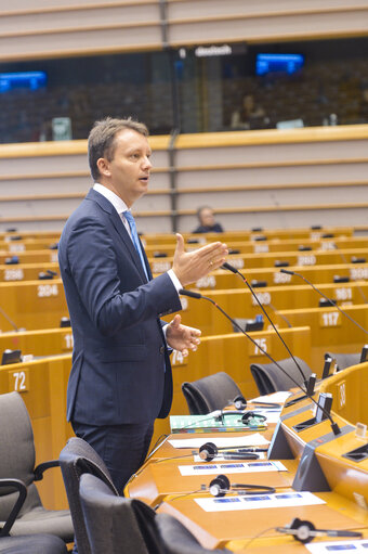 Fotografie 26: Plenary session  - Commission statement - Greening the European Investment Bank, in the presence of Werner Hoyer, President of the EIB