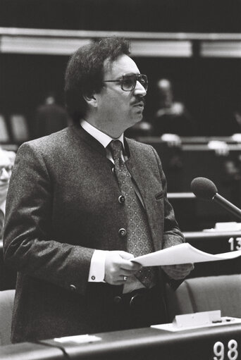 Fotografija 5: The MEP Reinhold L. BOCKLET during a session in Strasbourg in March 1980.