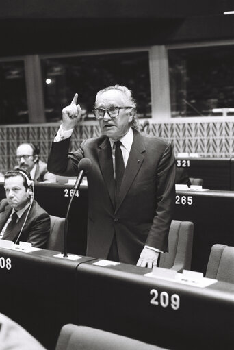 Fotografi 3: MEP Robert CHAMBEIRON during a session in Strasbourg in March 1980.