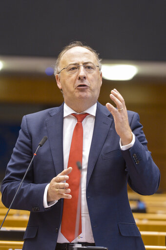 Fotografija 34: Plenary session  - Commission statement - Greening the European Investment Bank, in the presence of Werner Hoyer, President of the EIB