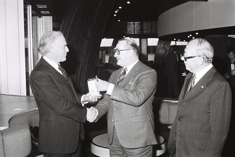 Photo 1: The MEP Heinrich AIGNER giving a present to the MEP Sir Tom NORMANTON, Strasbourg in March 1980.