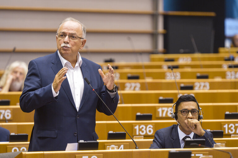 Fotografija 36: Plenary session  - Commission statement - Greening the European Investment Bank, in the presence of Werner Hoyer, President of the EIB