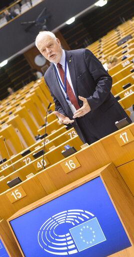 Fotografija 42: Plenary session  - Commission statement - Greening the European Investment Bank, in the presence of Werner Hoyer, President of the EIB