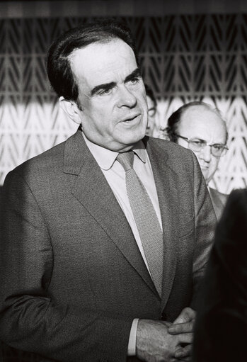 Valokuva 3: The MEP Georges MARCHAIS answering questions of journalists in Strasbourg in March 1980.