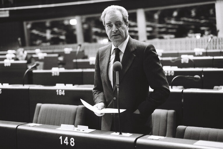 Fotografija 2: The MEP Manlio CECOVINI during a session in Strasbourg on March 1980.