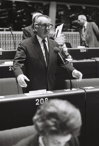 Fotografi 4: MEP Robert CHAMBEIRON during a session in Strasbourg in March 1980.