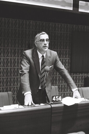 Fotografija 1: The MEP Arie DE GOEDE during a session in Strasbourg in March 1980.