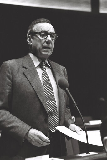 Fotografia 3: The MEP Michel DEBRE during a session in Strasbourg in March 1980.