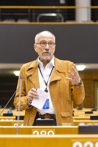 Fotografija 23: Plenary session  - Commission statement - Greening the European Investment Bank, in the presence of Werner Hoyer, President of the EIB