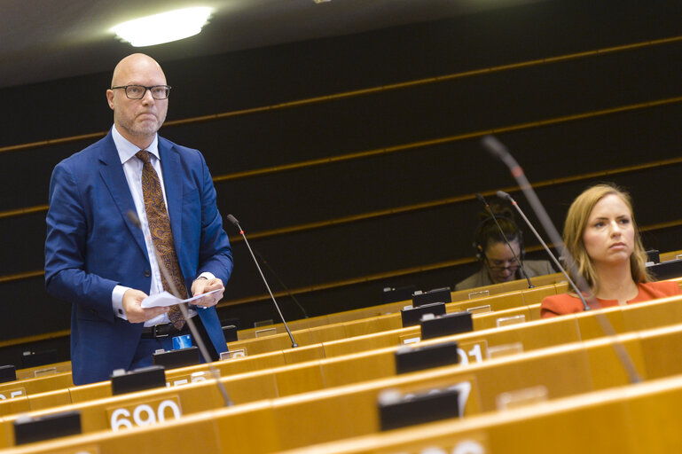 Fotografija 8: Plenary session  - Commission statement - Greening the European Investment Bank, in the presence of Werner Hoyer, President of the EIB