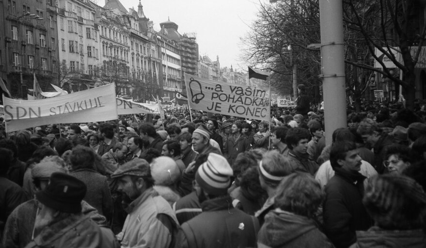 Zdjęcie 2: Velvet revolution in the streets of Prague - Josef S. released these pictures in memory of his uncle who took these shots