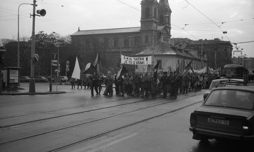 Zdjęcie 3: Velvet revolution in the streets of Prague - Josef S. released these pictures in memory of his uncle who took these shots