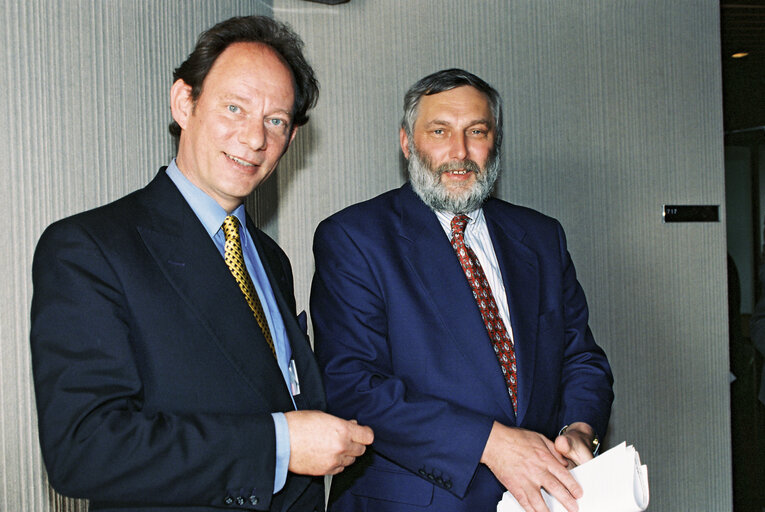 Valokuva 9: The MEP Edward McMILLAN-SCOTT and Franz FISCHLER, European Commissioner  during a meeting in Strasbourg in April 1996.