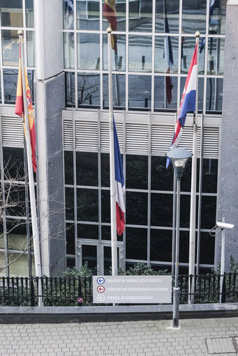 Fotogrāfija 17: EU and French flags at half-mast at the European Parliament in Brussels as a tribute to the victims of the terrorist attack in Strasbourg of 11/12/2018