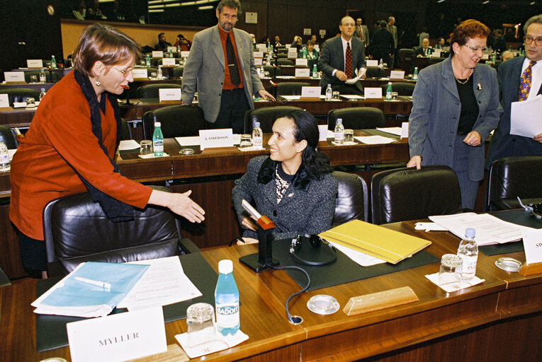 Fotografi 1: PES Group meeting with Salima GHEZALI the Sakharov Prize 1997