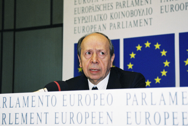 Fotografija 1: Lamberto DINI, Italian Prime Minister during a press conference in Strasbourg in April 1996.