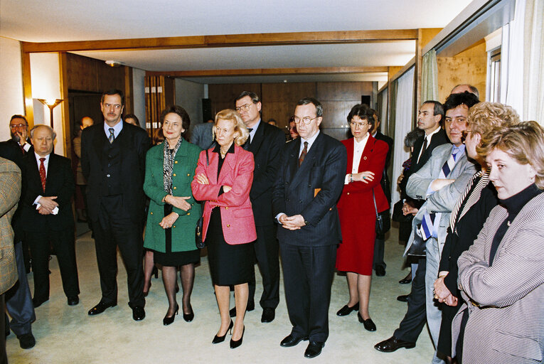 Φωτογραφία 1: Handover of gifts to former EP President and his wife