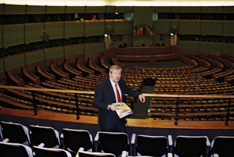 Valokuva 1: Portrait of MEP Luigi MORETTI in Brussels