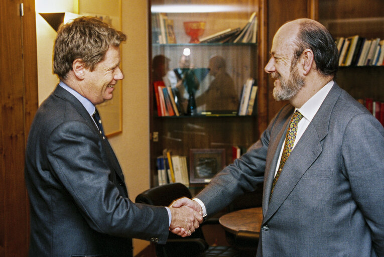 Foto 3: Jose Maria GIL ROBLES GIL DELGADO EP President meets Gianfranco DELL ALBA in his office