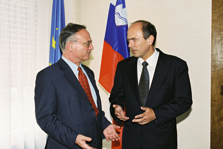 Fotogrāfija 1: Klaus HANSCH EP President, meets with Janez DRNOVSEK, Prime Minister of Slovenia in Luxembourg in June 1996.