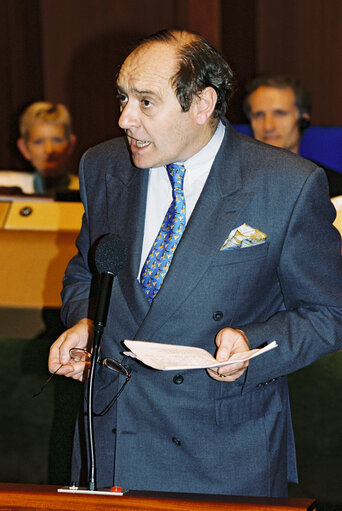 Foto 1: Commissiner Yves-Thibault de SILGUY in plenary session at the EP in Strasbourg.