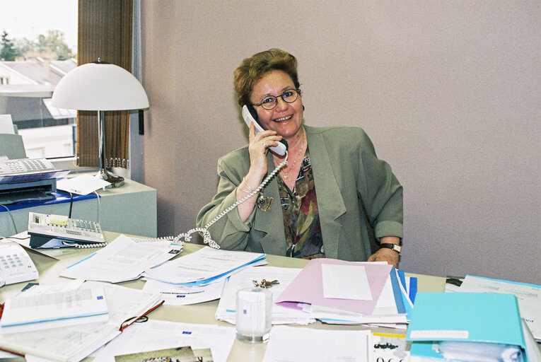 Fotografi 1: Portrait of MEP Riitta JOUPPILA in her office in Strasbourg