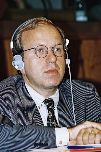 Foto 3: European Commissioner Erkki LIIKANEN attends a meeting in Brussels