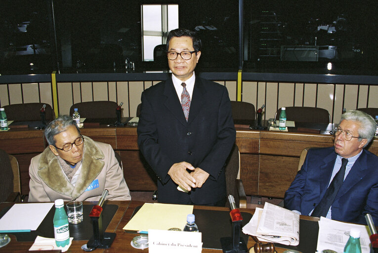 Foto 1: Chairman of Subcommittee on Human Rights meets with a delegation and the Executive President of the Federation of the communities of the free Vietnamese abroad