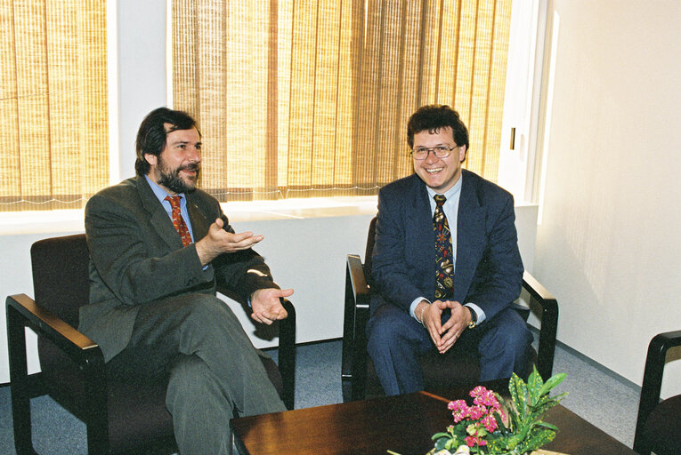 Valokuva 1: Christos PAPOUTSIS, European Commissioner meets with Markus FERBER in Strasbourg in April 1996.