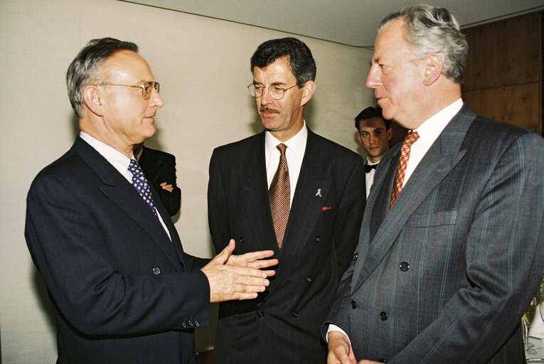 Fotagrafa 1: Klaus HANSCH EP President, Dick SPRING, Irish Foreign Affairs Minister and Jacques SANTER EC President meet together in Strasbourg in July 1996.