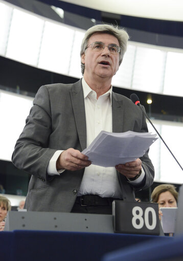 Foto 45: Plenary session week 3 2015 in Strasbourg-MEPs showing their support to the victims of the Paris terrorist attacks -  je suis Charlie