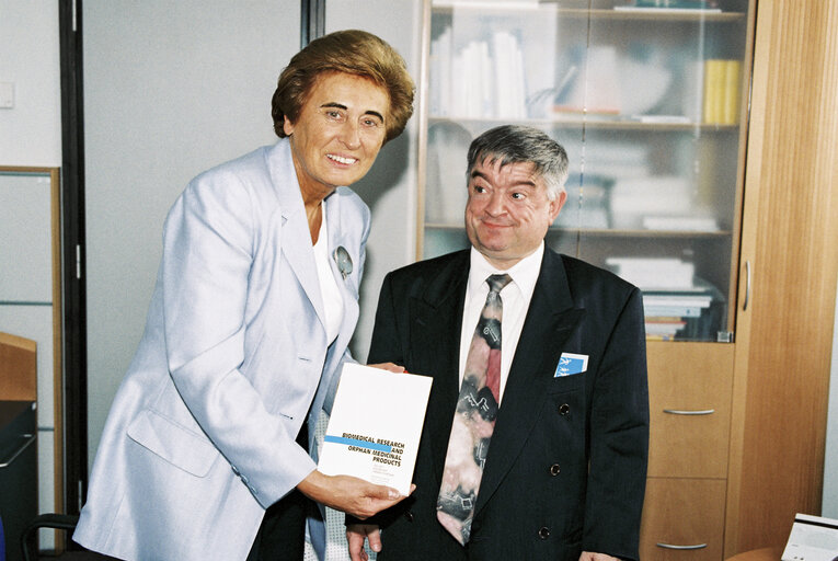 Fotografi 1: MEP Ursula SCHLEICHER presents the book:  Biomedical Research and Orphan Medicinal Products